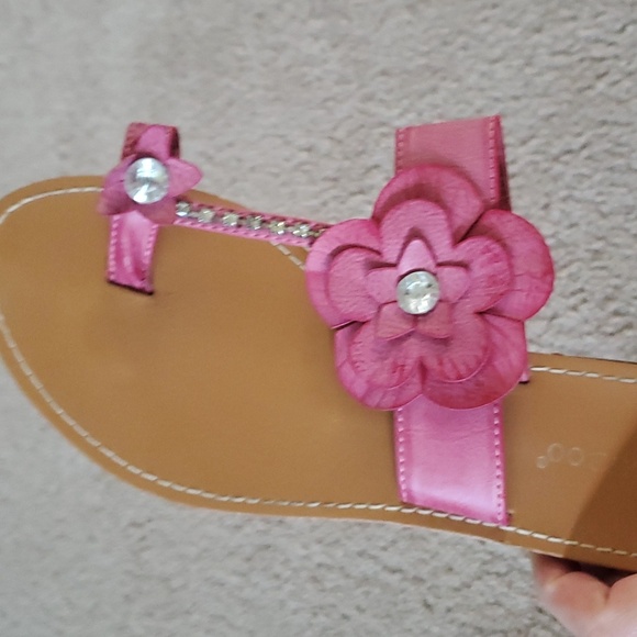 Bamboo 8 flower adorned t strap and toe rings with gems - Picture 3 of 5